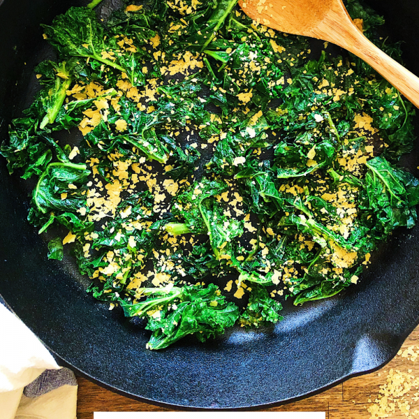 HEALTHY VEGAN Easy Garlicky Sauteed Kale