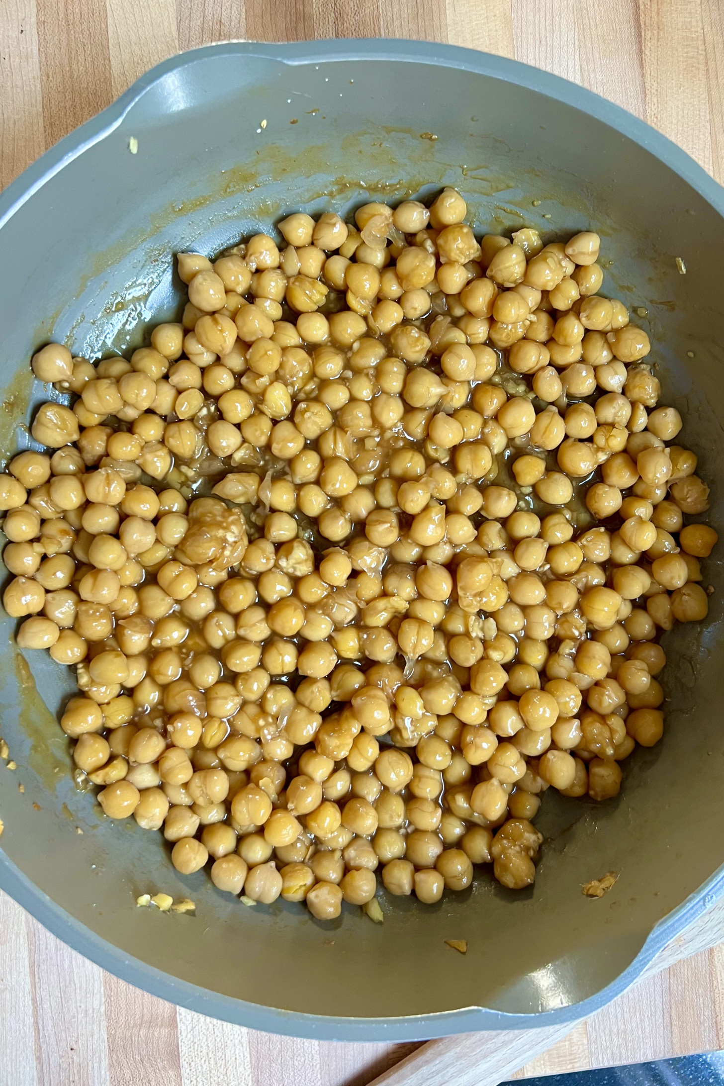 Pan with chickpeas coated in sauce