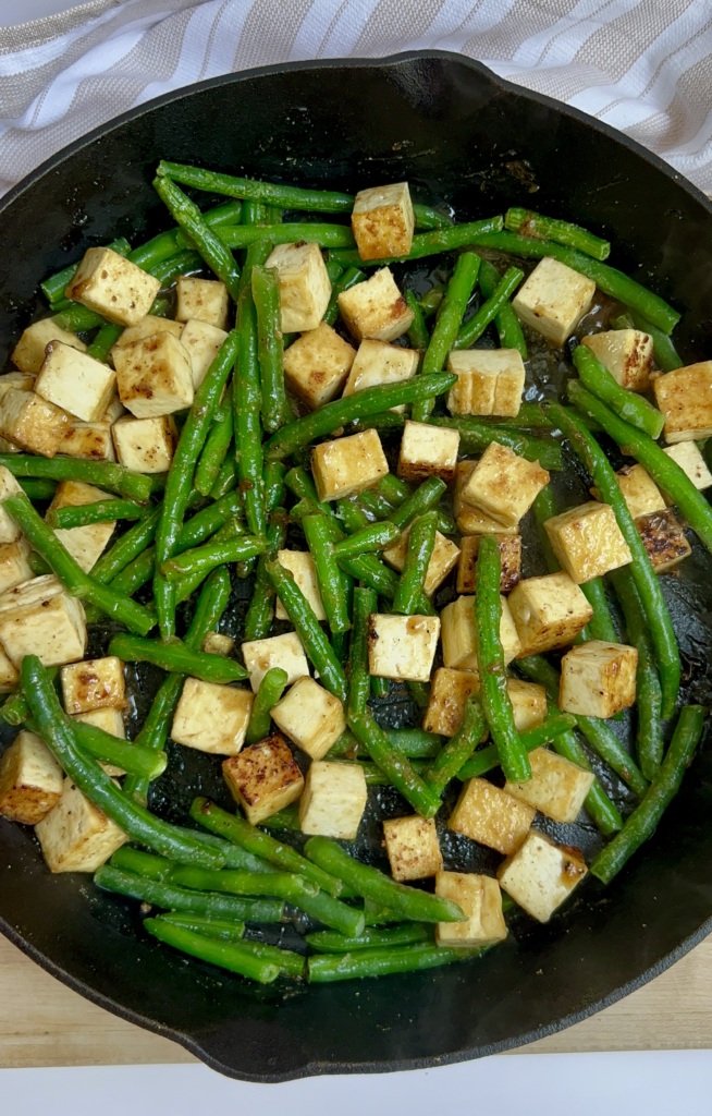 Pan with cubed tofu and green beans