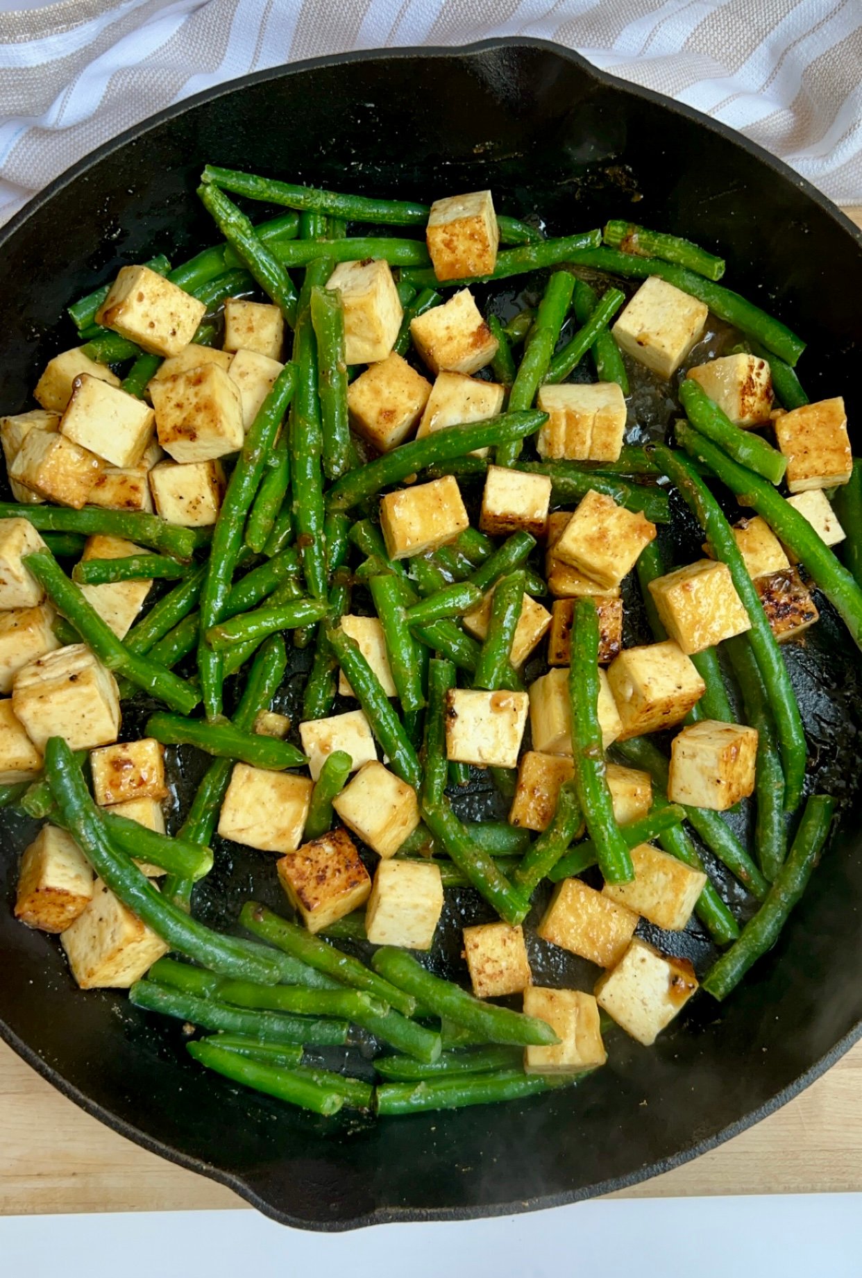 Pan with cubed tofu and green beans