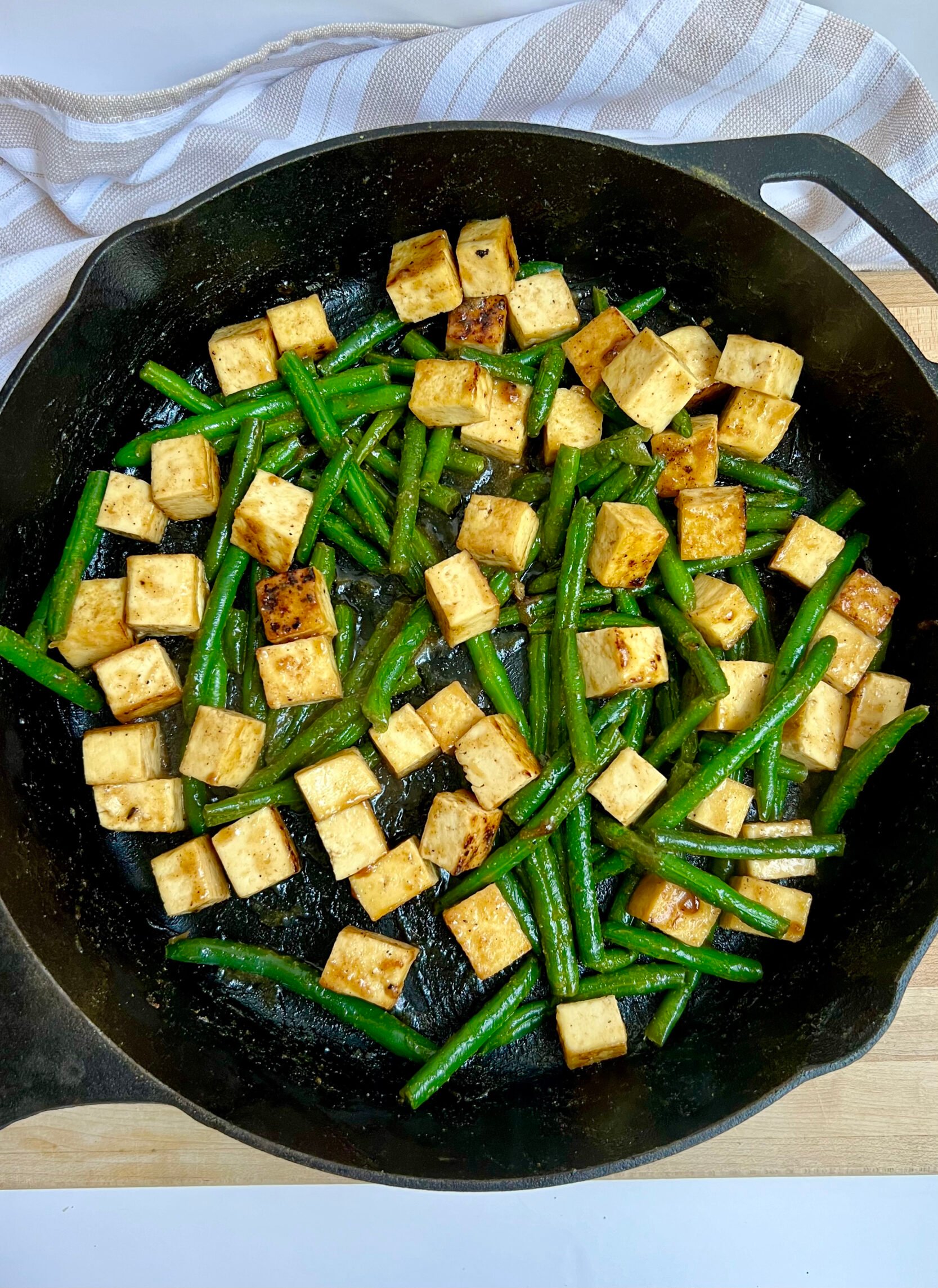 Pan with cubed tofu and green beans