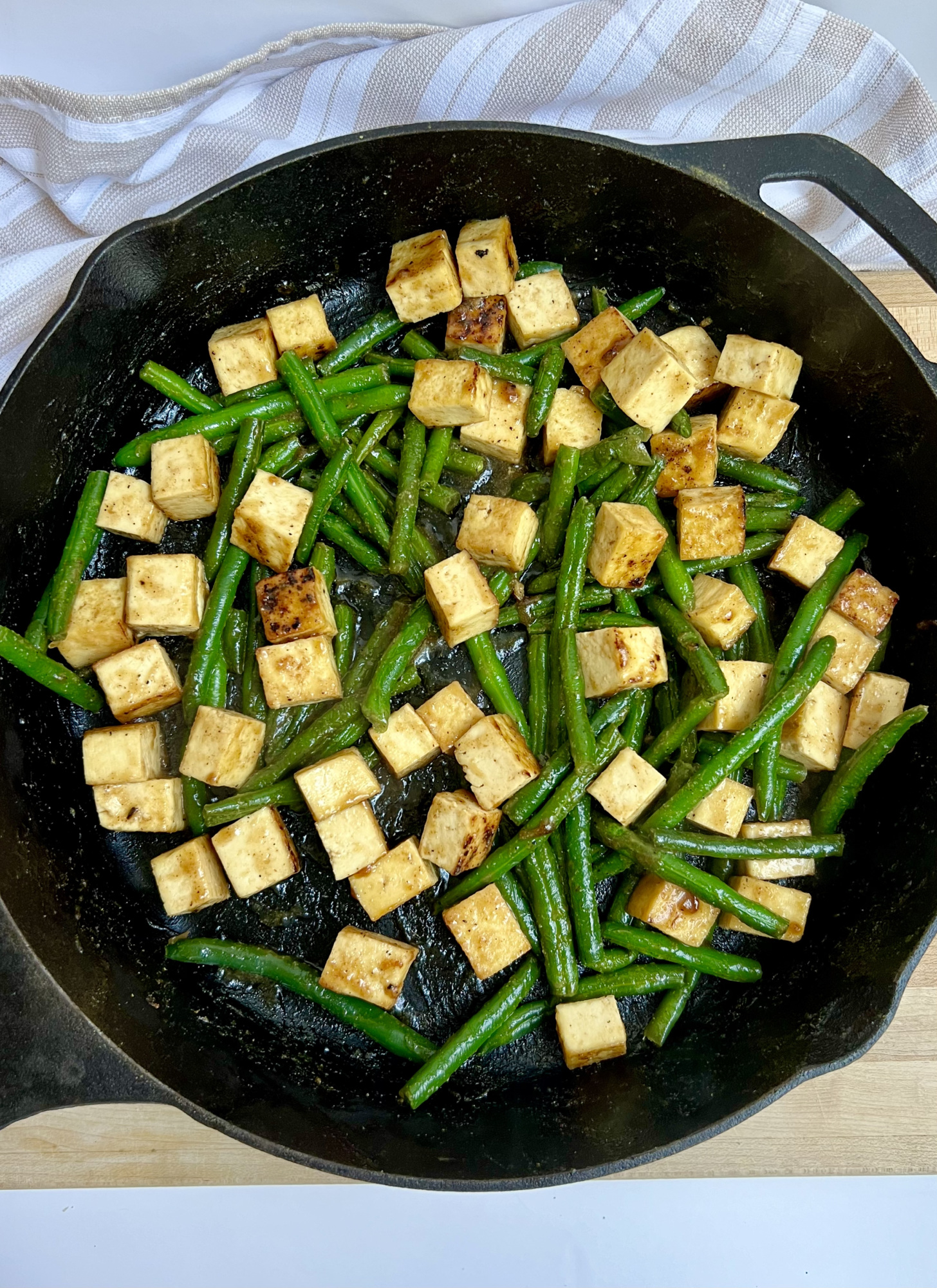 Pan with cubed tofu and green beans