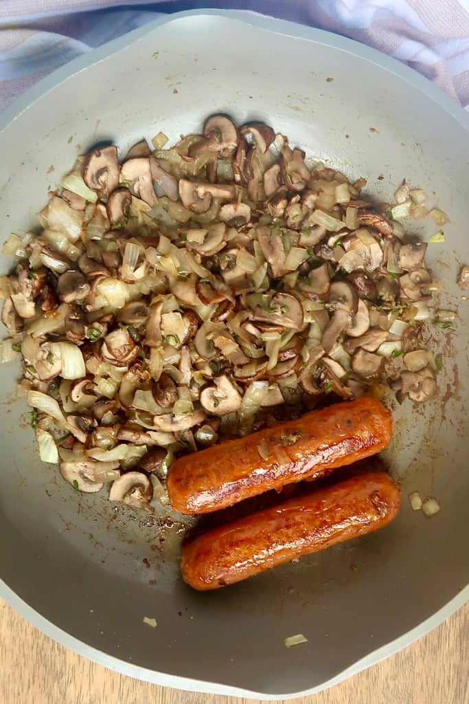 Pan with 2 sausages, sautéed mushroom and onion