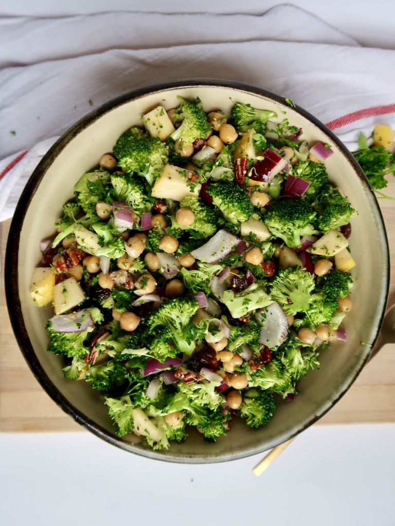Bowl with broccoli, chickpeas, red onion, apples.