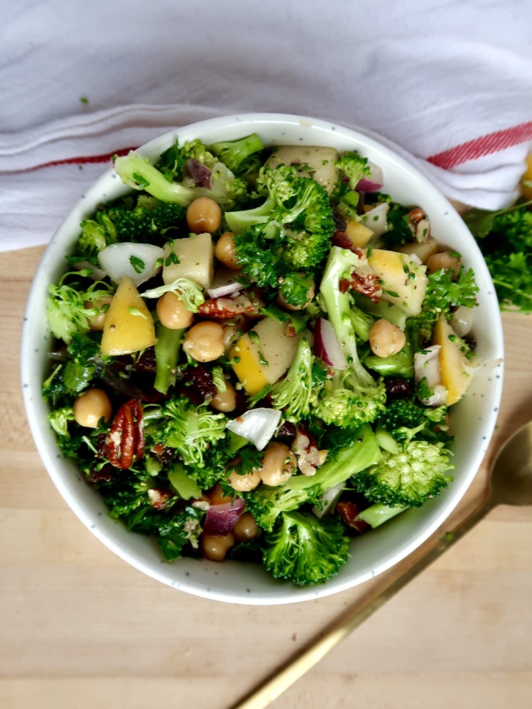 Bowl with broccoli, chickpeas, red onion, apples.