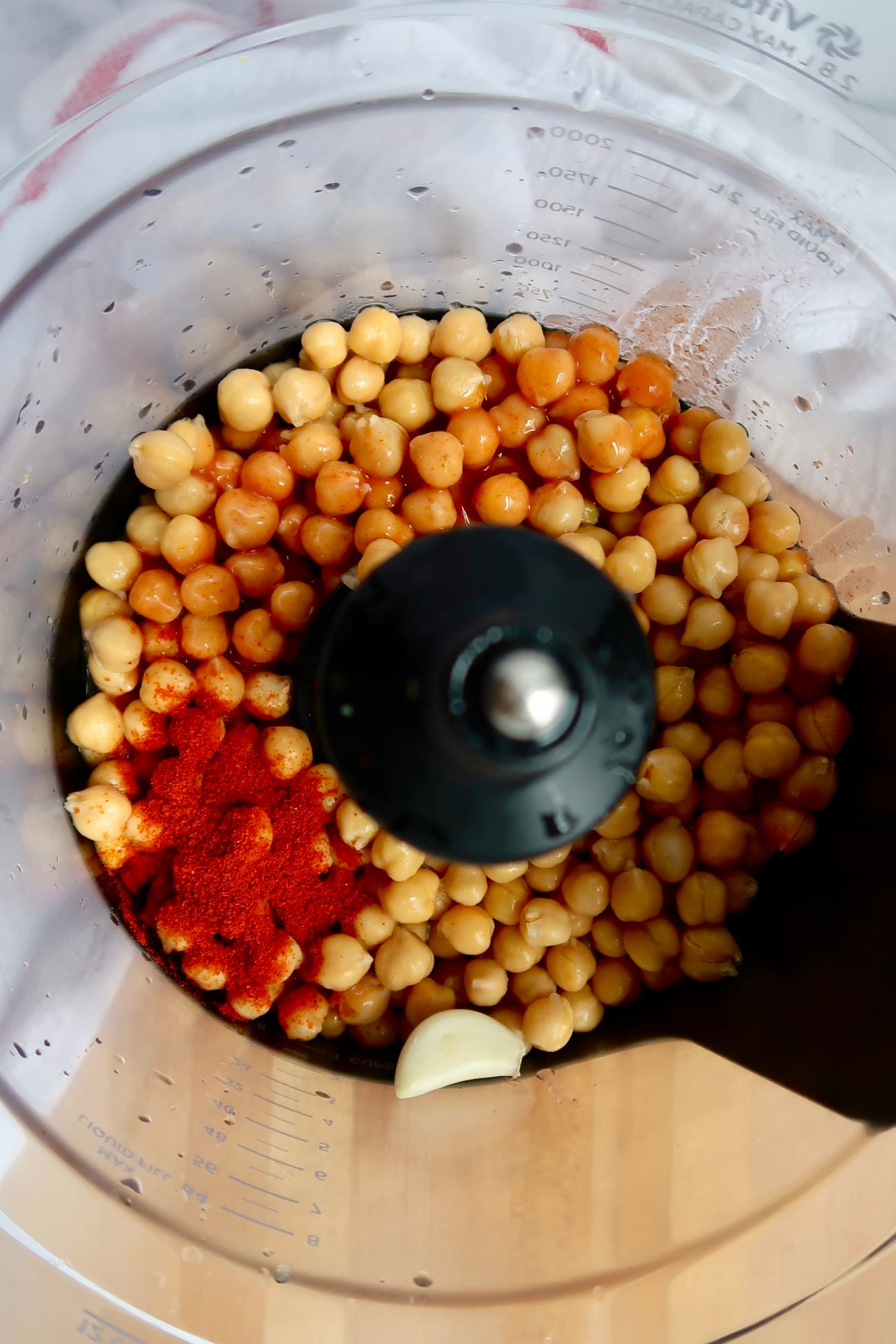 Food processor with chickpeas, paprika and garlic.