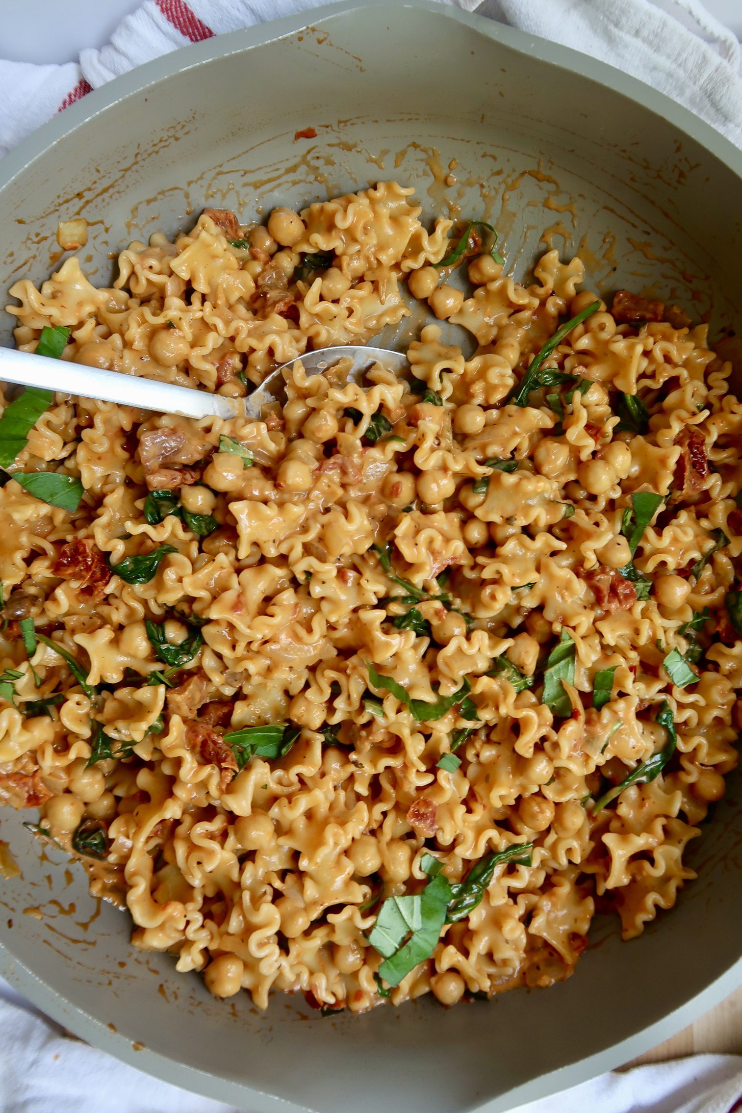 Pan with pasta in it and marry me pasta sauce covering it wiht a spatula. 