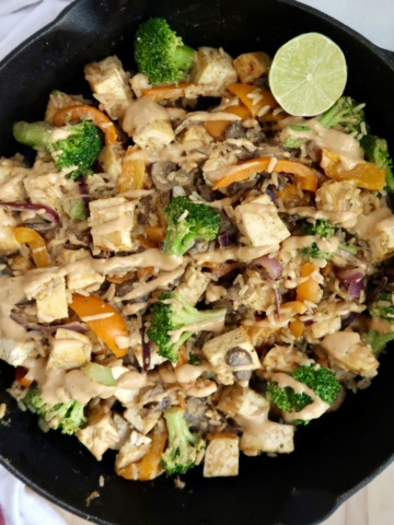 Fully mixed tofu, vegetables, and peanut sauce, all cooked and coated evenly.