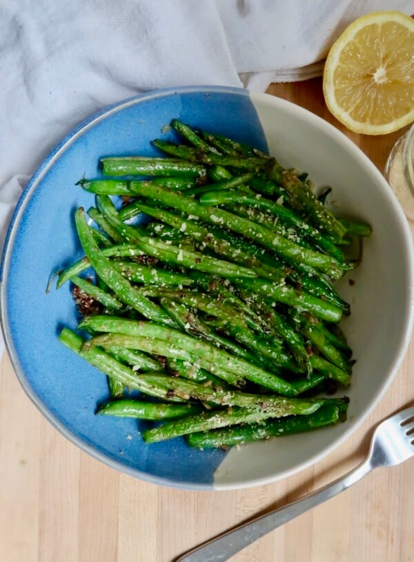 Easy Sautéed Green Beans with Garlic & Nutritional Yeast