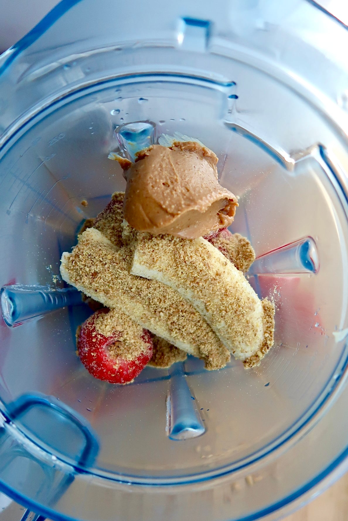 Banana, strawberries, peanut butter and flax in a blender.